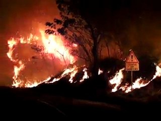 Feu au pied de la Montagne pelée