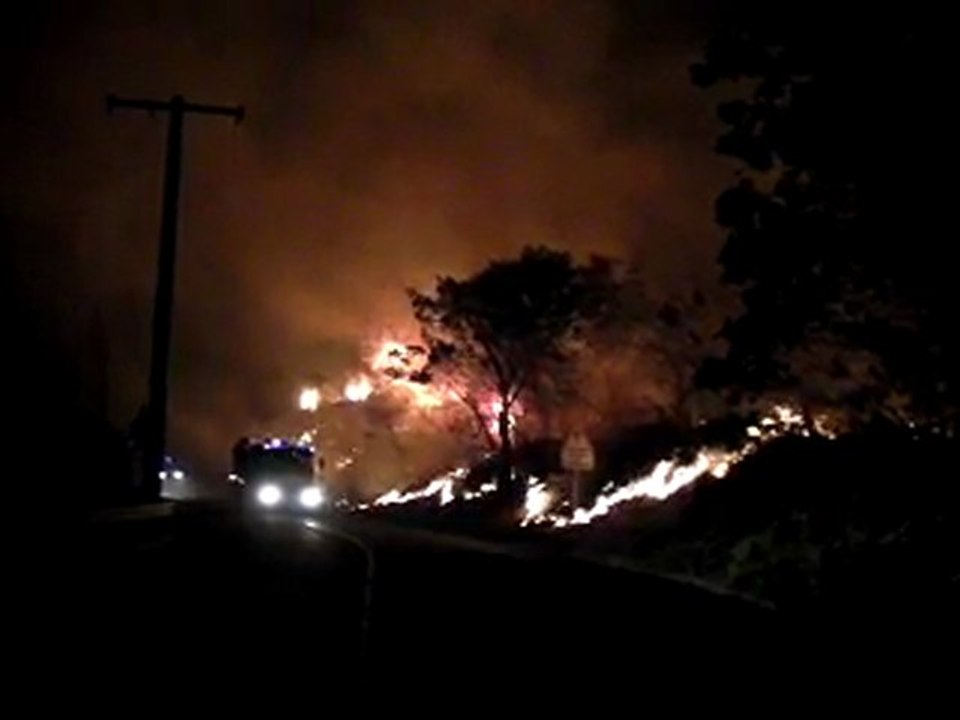 Feu au pied de la Montagne pelée