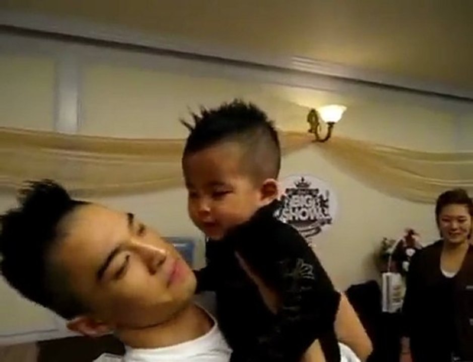 Taeyang with Harang at the backstage of BIGSHOW concert