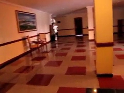 la classe de l'A.F.S. visite un hôtel Cambodgien