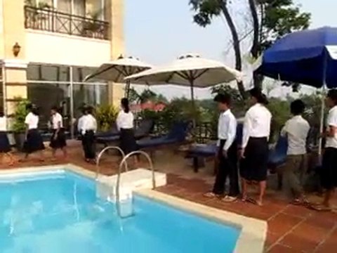 la classe de l'A.F.S. visite un hôtel Cambodgien