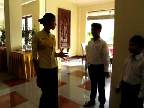 la classe de l'A.F.S. visite un hôtel Cambodgien