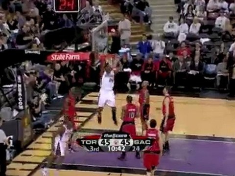 Tyreke Evans drives, finds Carl Landry underneath the basket