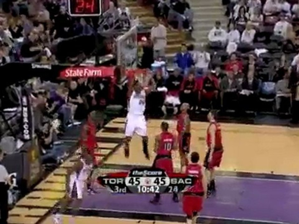 Tyreke Evans drives, finds Carl Landry underneath the basket