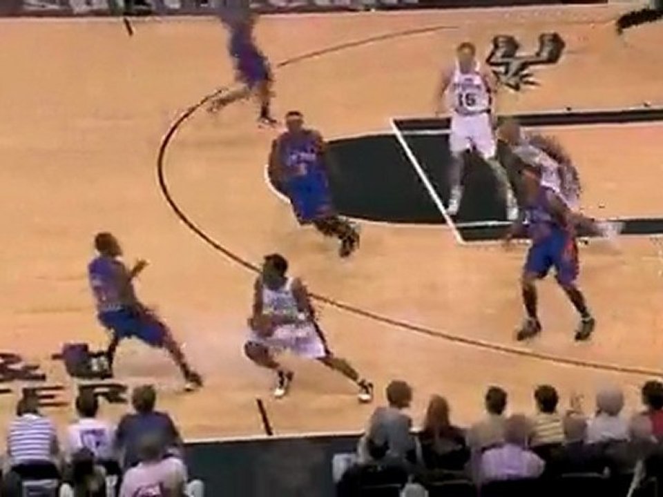Roger Mason gets the steal and sends it ahead to Manu Ginobi