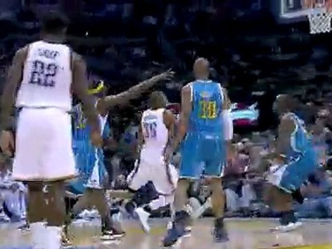 Kevin Durant slices through the lane and throws it down with