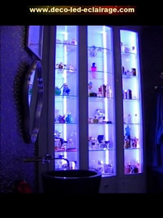 Décoration d'un meuble vitrine avec des strip led RGB