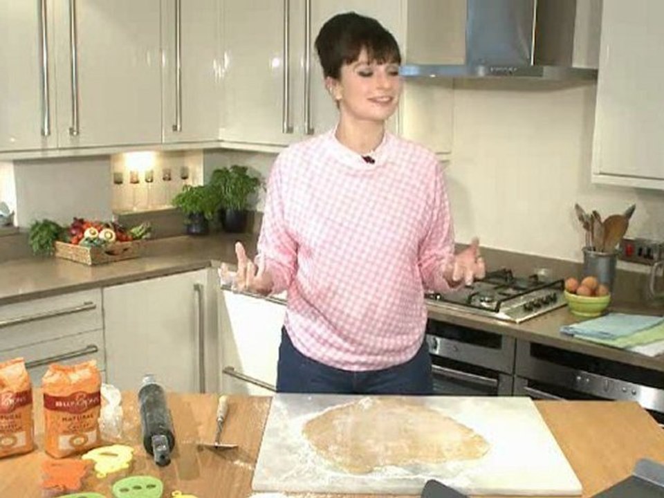 This video features Gizzi Erskine making Easter cookies.