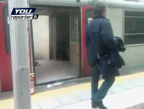 Treno della circumvesuviana in fiamme