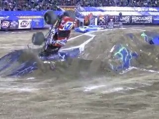 Monster truck fa un salto incredibile