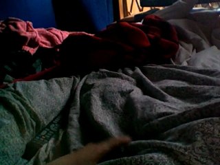 Pénélope m'attaque à travers la housse de couette