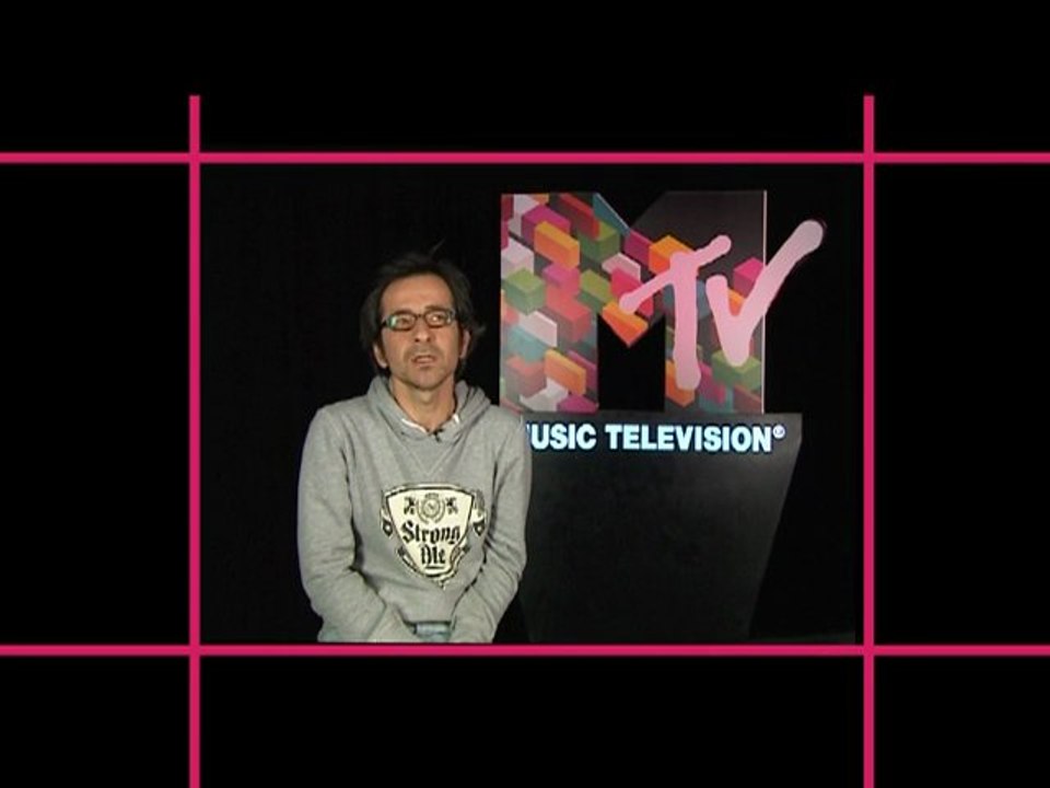 Artist Spot: Feridun Düzağaç - "Mutemadiyen Ağlıyorum"