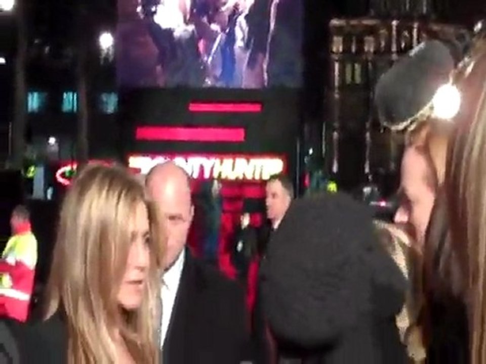 Jennifer Aniston - "The Bounty Hunter" Premiere - VIDEO 1