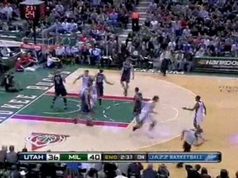 Andrew Bogut hits Carlos Delfino with a sweet backdoor dish