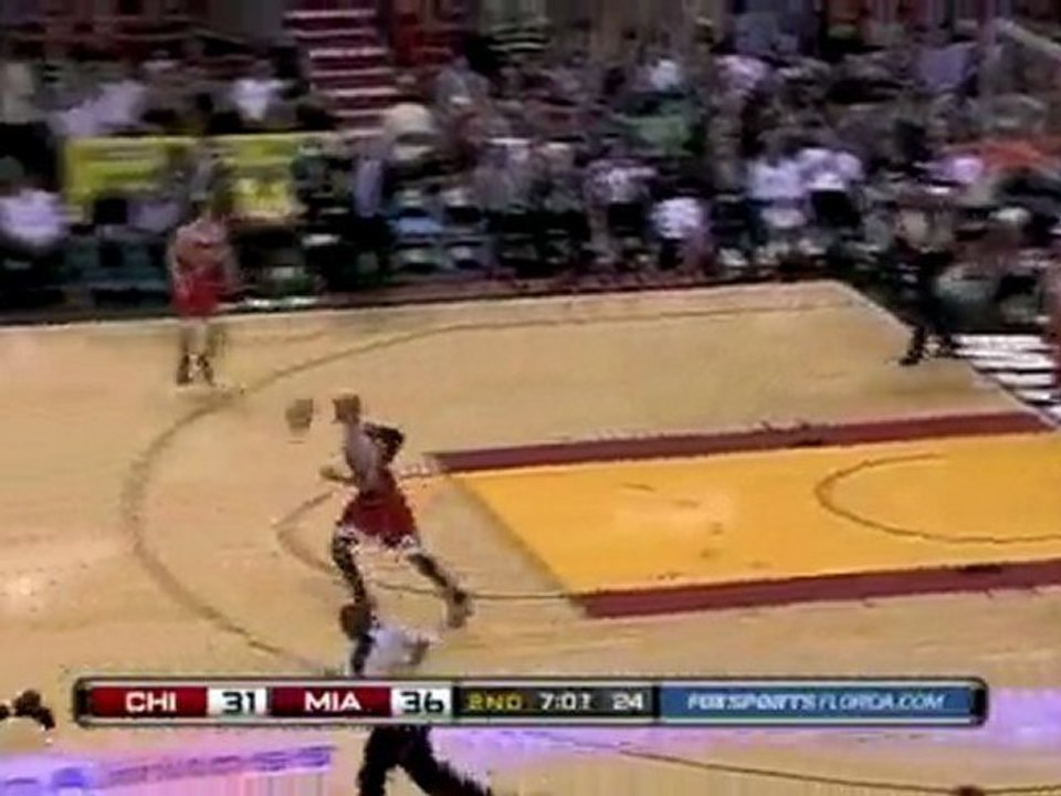 Jermaine O'Neal drives by Brad Miller on the baseline for th