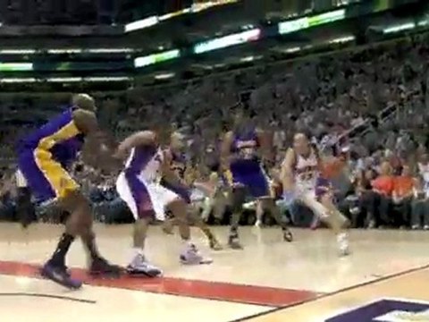 Steve Nash sets up Amar'e Stoudemire inside for the slam.
