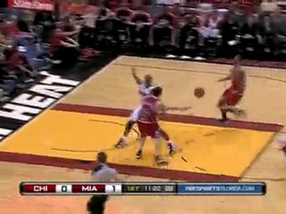 Kirk Hinrich strips Jermaine O'Neal and feeds James Johnson