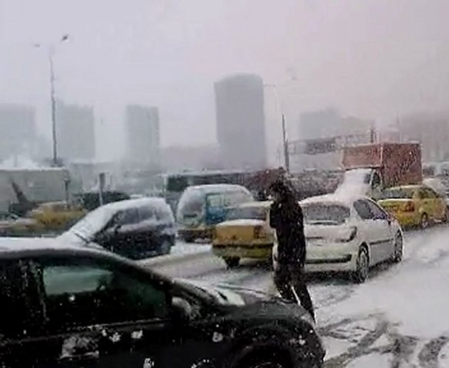 karlı istanbul gününde kozyatağı durağı