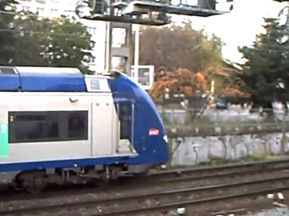 Un train TER qui s 'Arrête, klaxonne et redémarre à Lyon le 20/10/2008