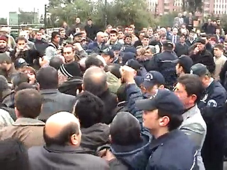 Tekel işçileri Bakanı protesto etti