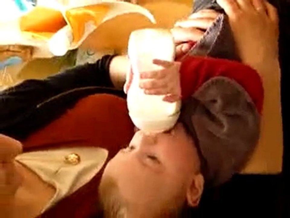 Robin prend son biberon tout seul 1/3