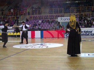 Παραδοσιακοί χοροί με τον Τσίλντρες θεατή!