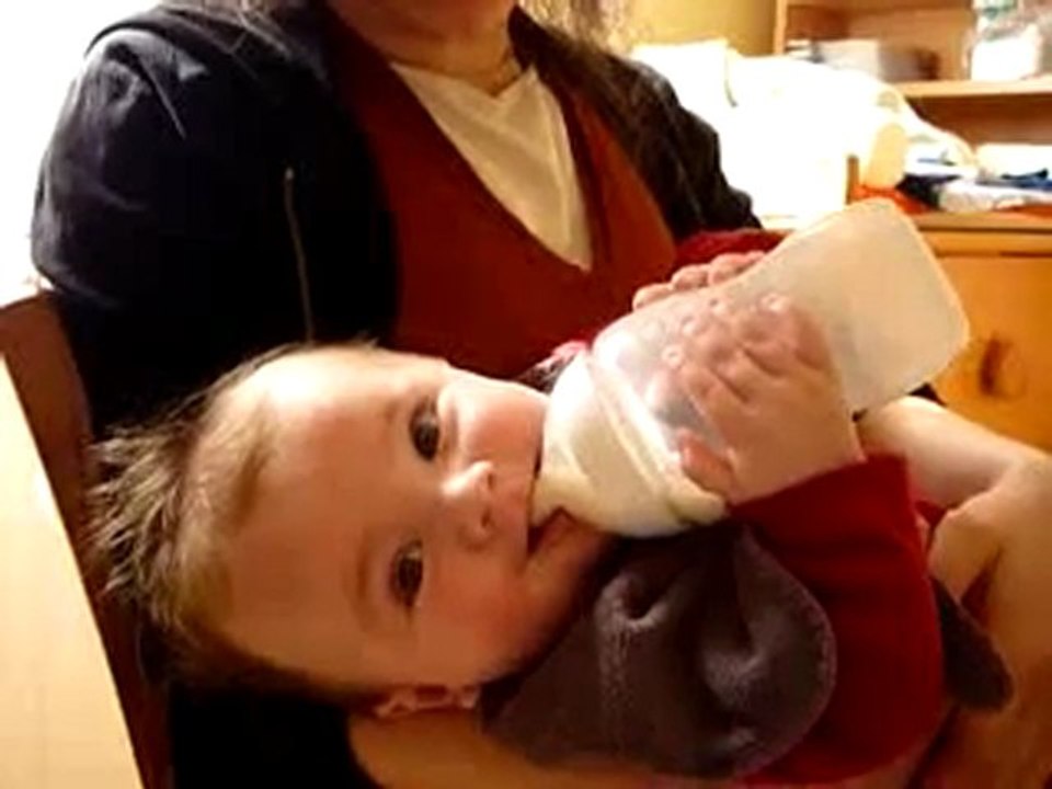 Robin prend son biberon tout seul 3/3