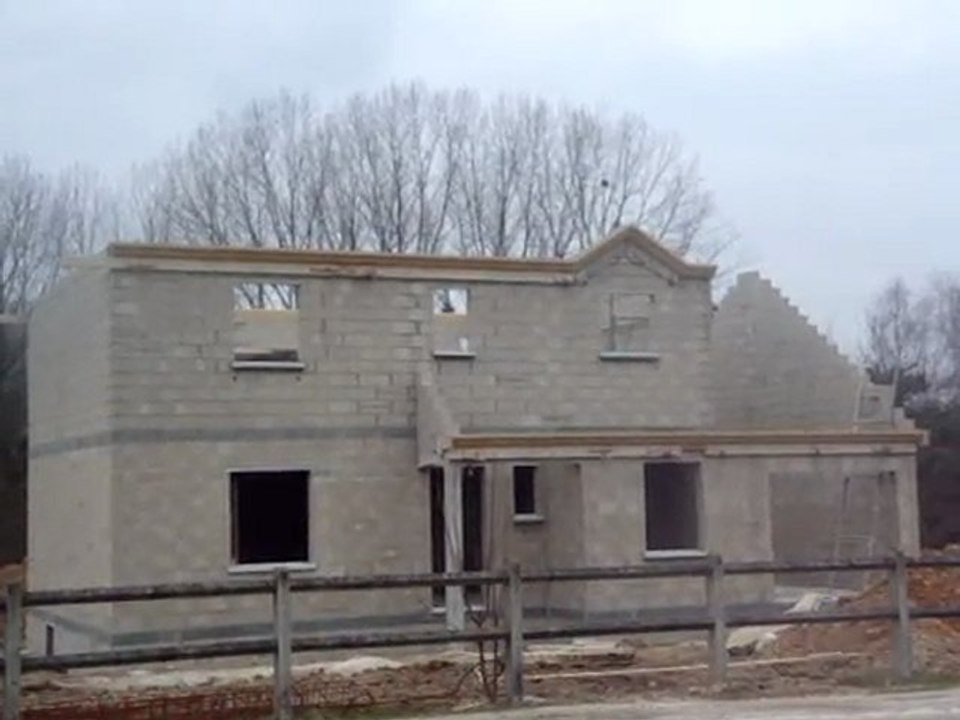 CORNICHE ET PIGNONS DE LOIN