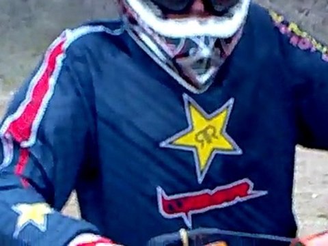 Saut en descente moto cross 125sX