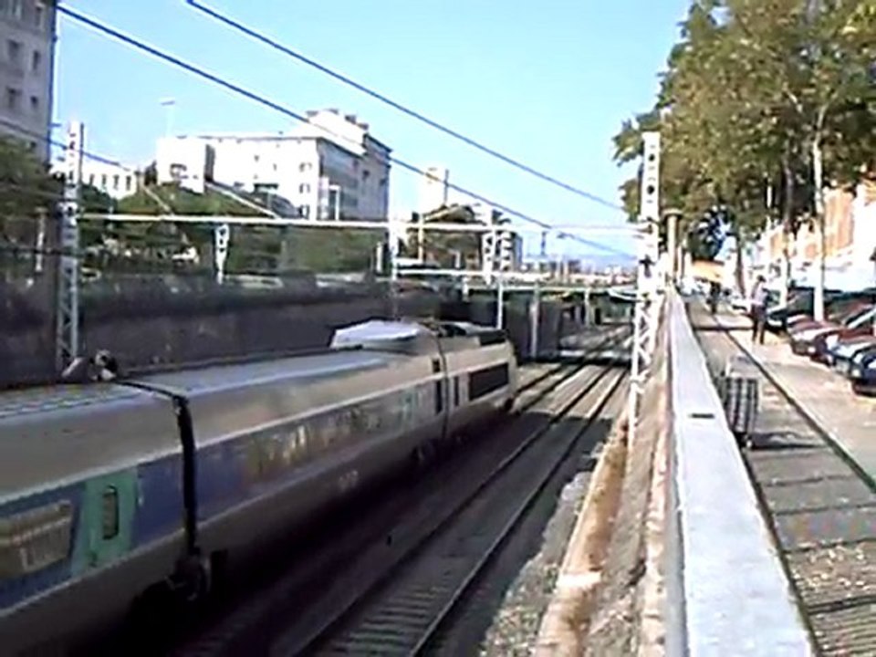Un train TGV+ Un train TGV qui klaxonne à Lyon le 24/09/09