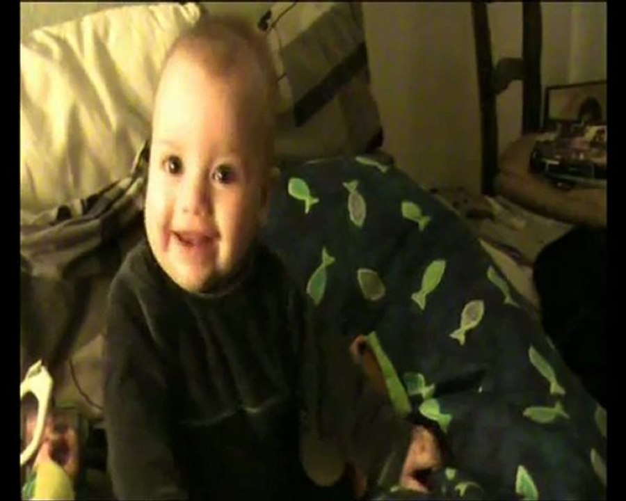 Noah aime les bisous bruyants de son papa!;)