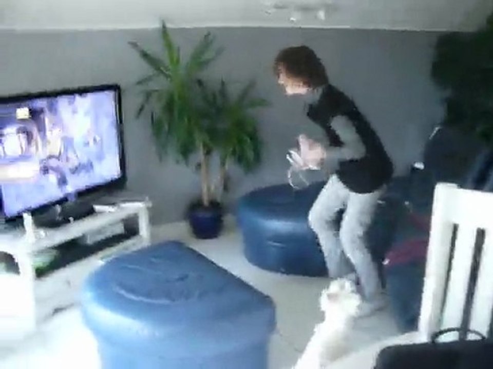 Lauranne qui joue a la Wii