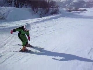 Solène soulève les skis