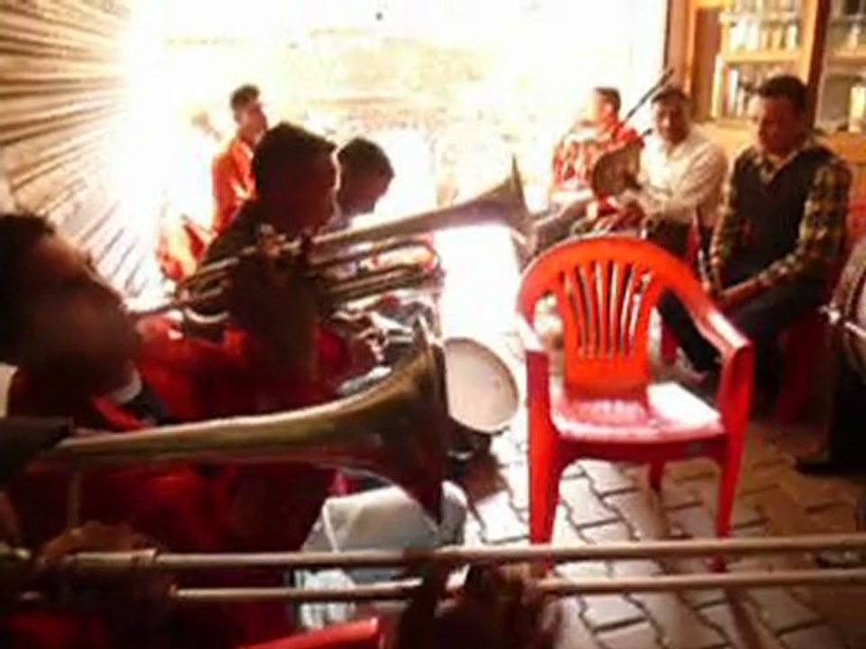 Répèt d'une fanfare dans le quartier de Thamel à Kathmandou