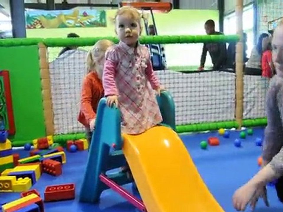 Juliette découvre le toboggan !