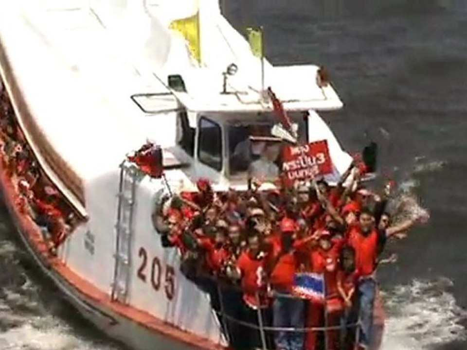 Bateaux chargés de manifestants rouges à Bangkok (suite)