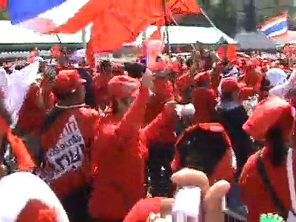 Les Rouges sous un soleil de plomb sur l'avenue Rachadamnoen