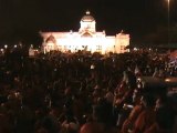 Les rouges ecoutent Nattawut au pied de la statue de Rama V