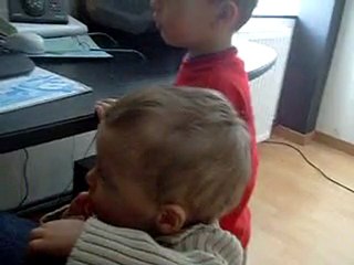 Les loulous ecoutent la musique