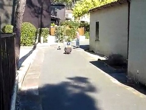 20100307 Clara skateboard lacanau