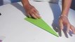 Vidéo d'un pliage d'un avion en papier - origami