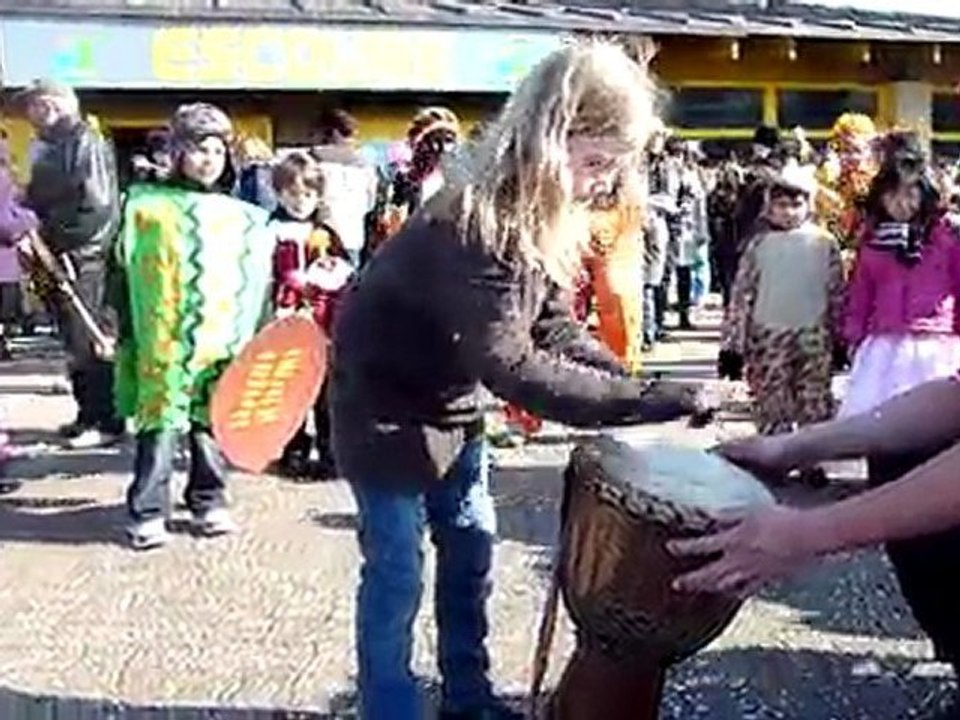 20100307 clara fait du djembe carnaval lacanau