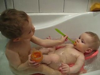 je donne à manger à mon petit frère