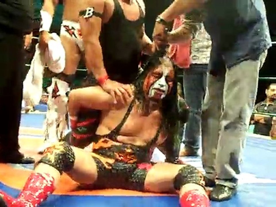 Bam Bam rapa a Peque~o Violencia !!