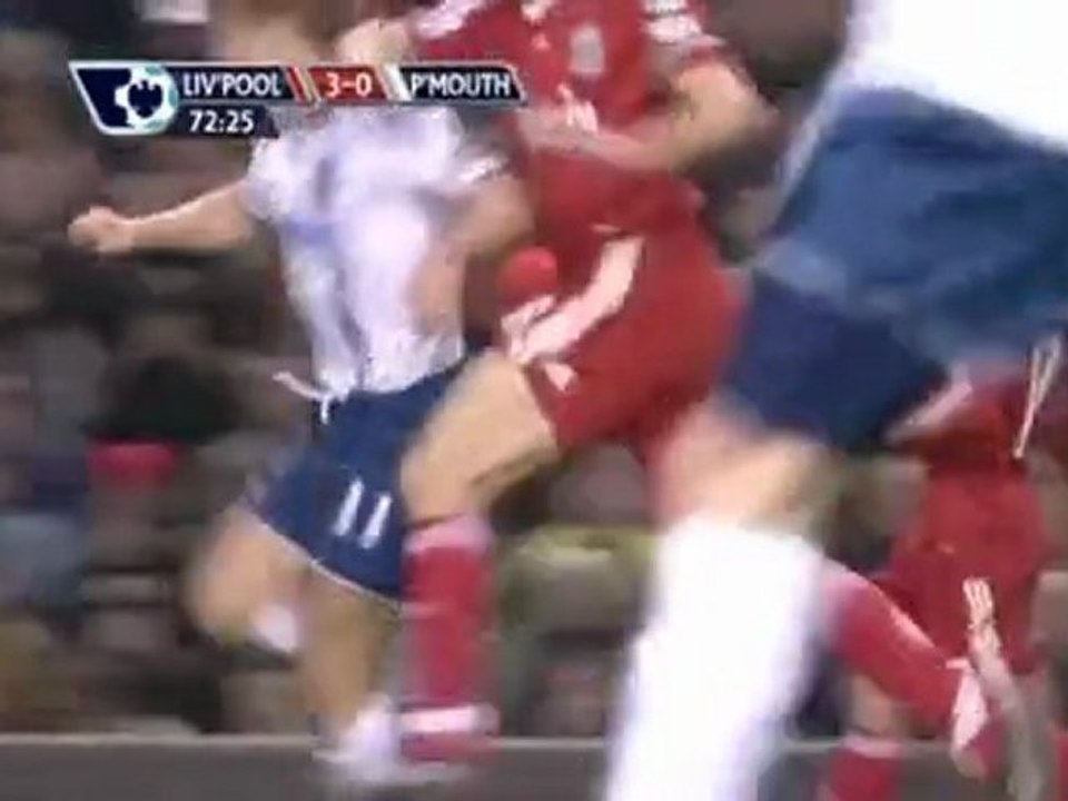 Steven Gerrard elbows Michael Brown