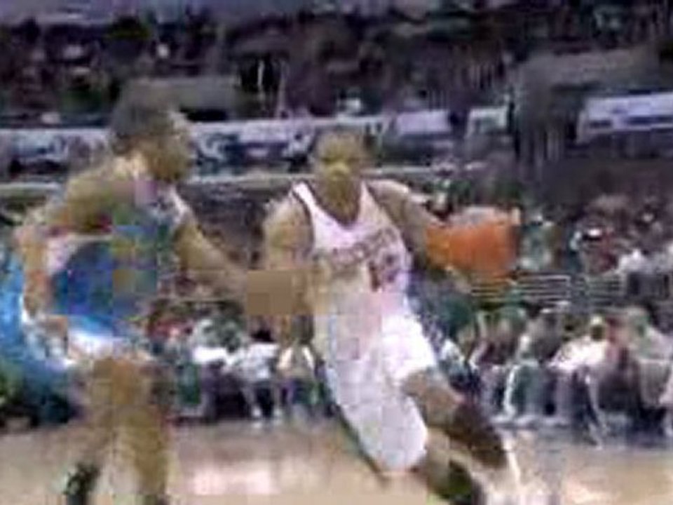 Eric Gordon knifes through the Hornets defense and finishes