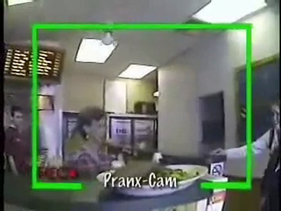 Poisson qui bouge dans l'assiette, caméra cachée