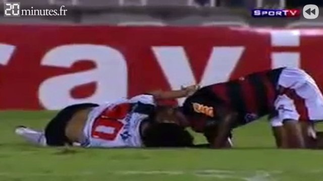 Il lui fait un bisou après l'avoir taclé