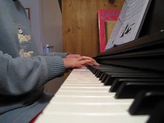 Le Voyageur Solitaire : Astuces pour Débutantes en Piano 🎹