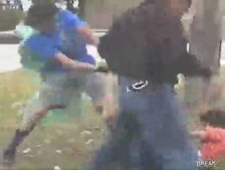 Il défend son pote avec une batte de baseball